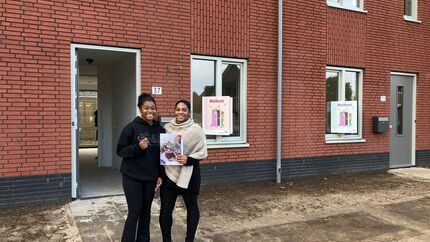 Twee bewoners ontvangen sleutel van woning Beugen