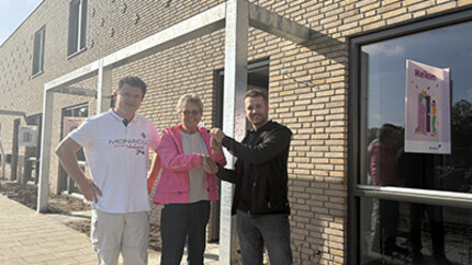 bewoners met sleutel voor nieuwe woning