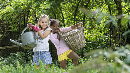 Twee kinderen spelen in de tuin