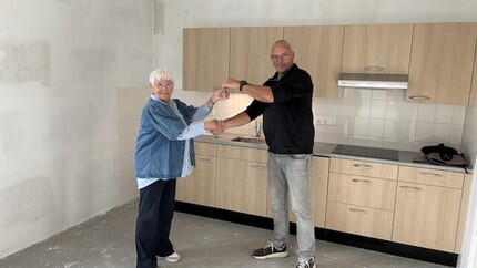 Bewoner ontvangt sleutels van Mooiland