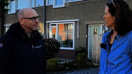 Sanne en Pieta staan bij woning
