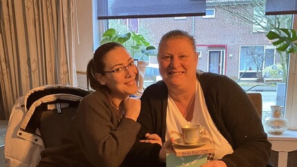 Beste buur Yolanda met buuraward in haar handen en haar buurvrouw