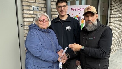 neiuwe bewoners met wijkconsulent sleutels