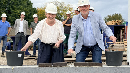 officieel start moment eerste steen metselen door Carly en Bart