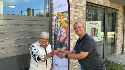 Bewoner ontvangt sleutel nieuwe woning