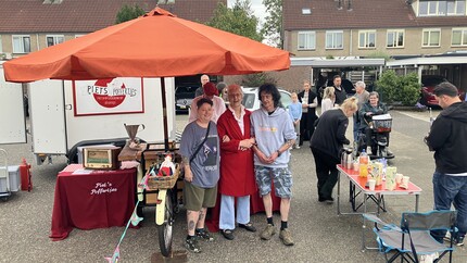 Het echtpaar staat bij een poffertjeskraam