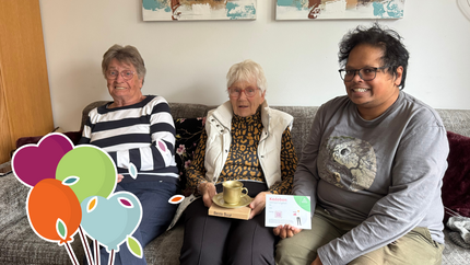 Drie buurvrouwen op de bank