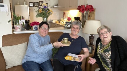 mevrouw Hendriks met beste buur award samen met twee medebewoners