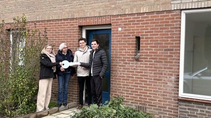 Twee heren krijgen een sleutel overhandigd