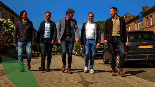 5 heren lopen naast elkaar de straat op