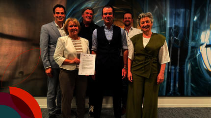 ondertekening van intentieovereenkomst door de bestuurders en wethouder samen op foto met betrokkenen