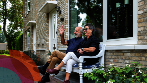 Ouder stel op bankje voor hun woning
