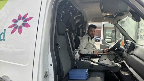 Vakman Steven in zijn bus