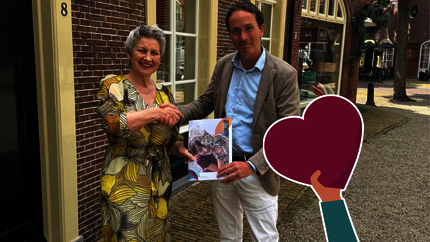 bestuurders beide corporaties schudden elkaar de hand