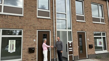 bewoner ontvangt sleutel van woning Mooiland