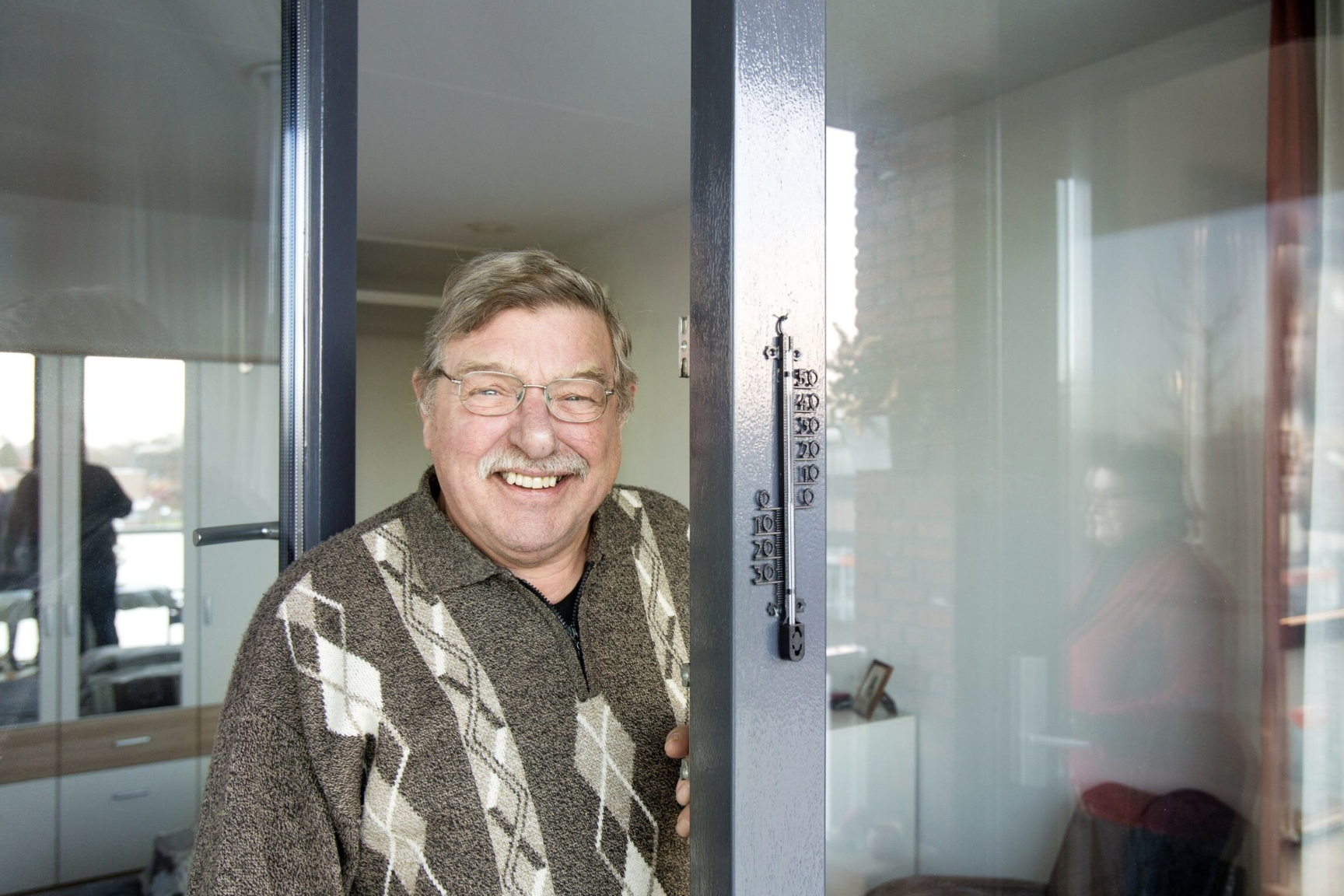 Meneer in open deur