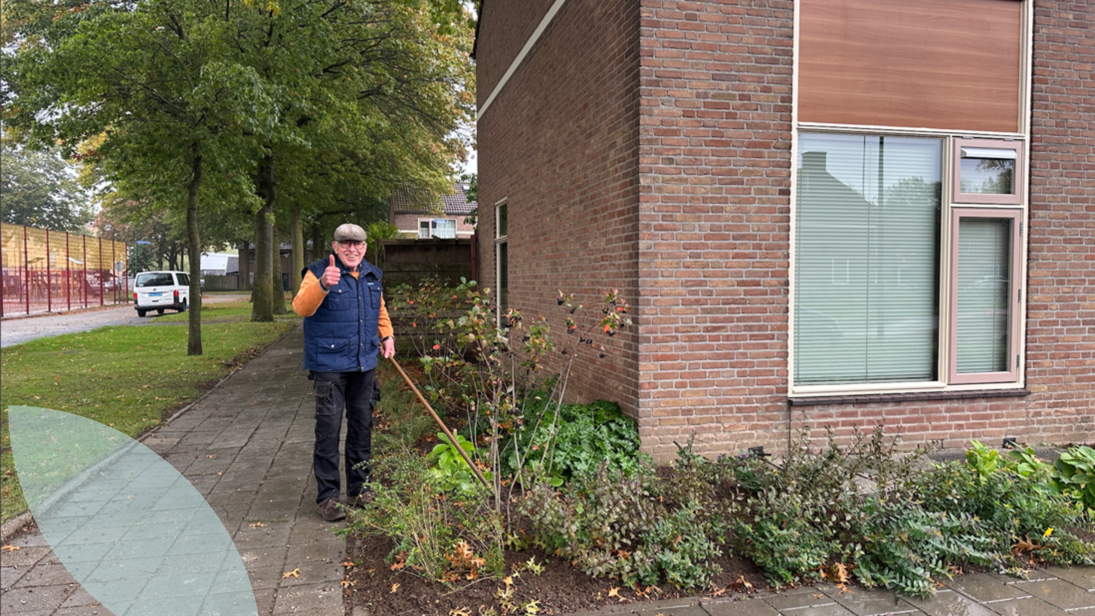 Henk als Tuinmaatje in de tuin aan het werk